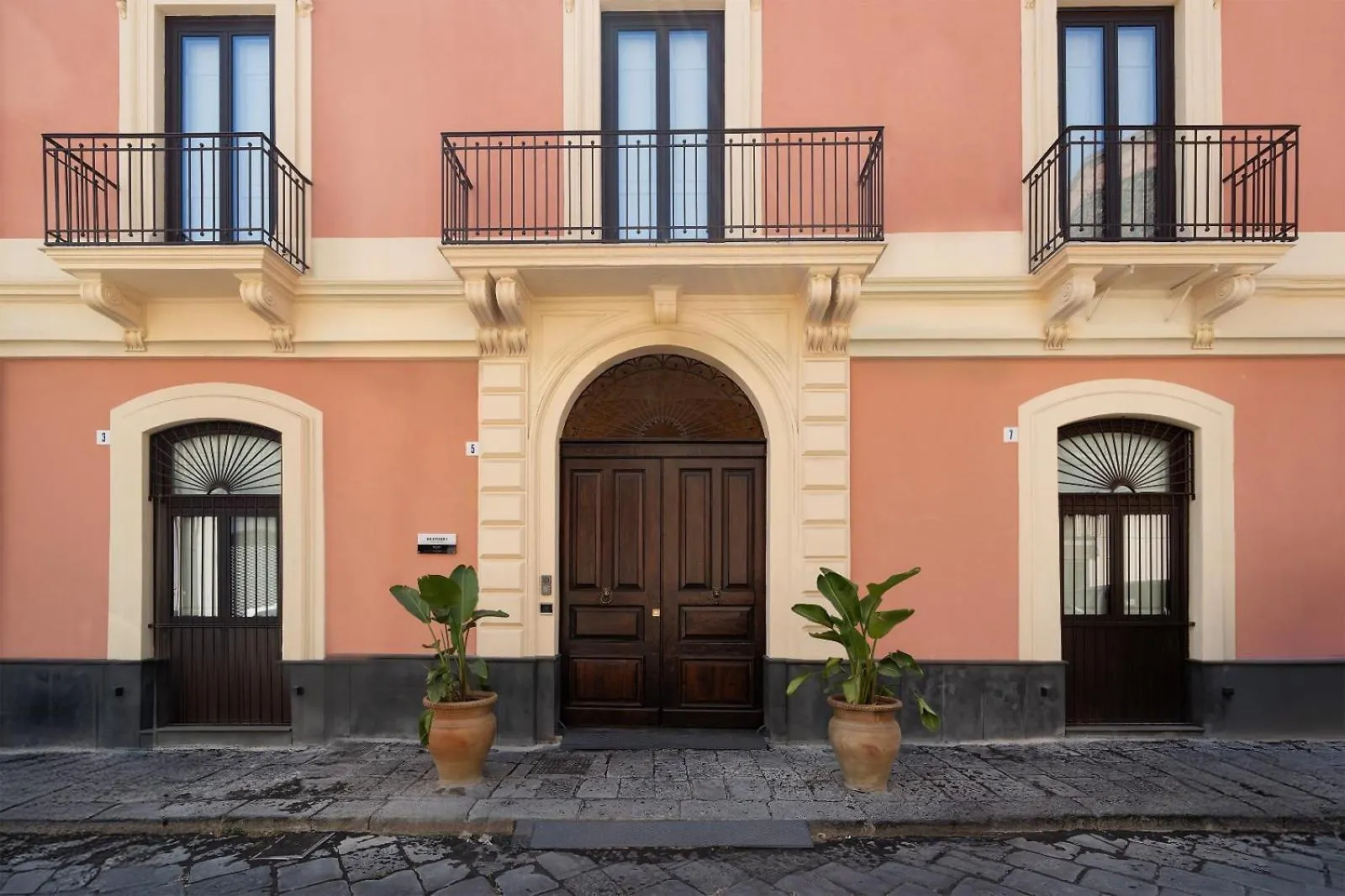 Archimedes Suites CTA 0*,  Italia
