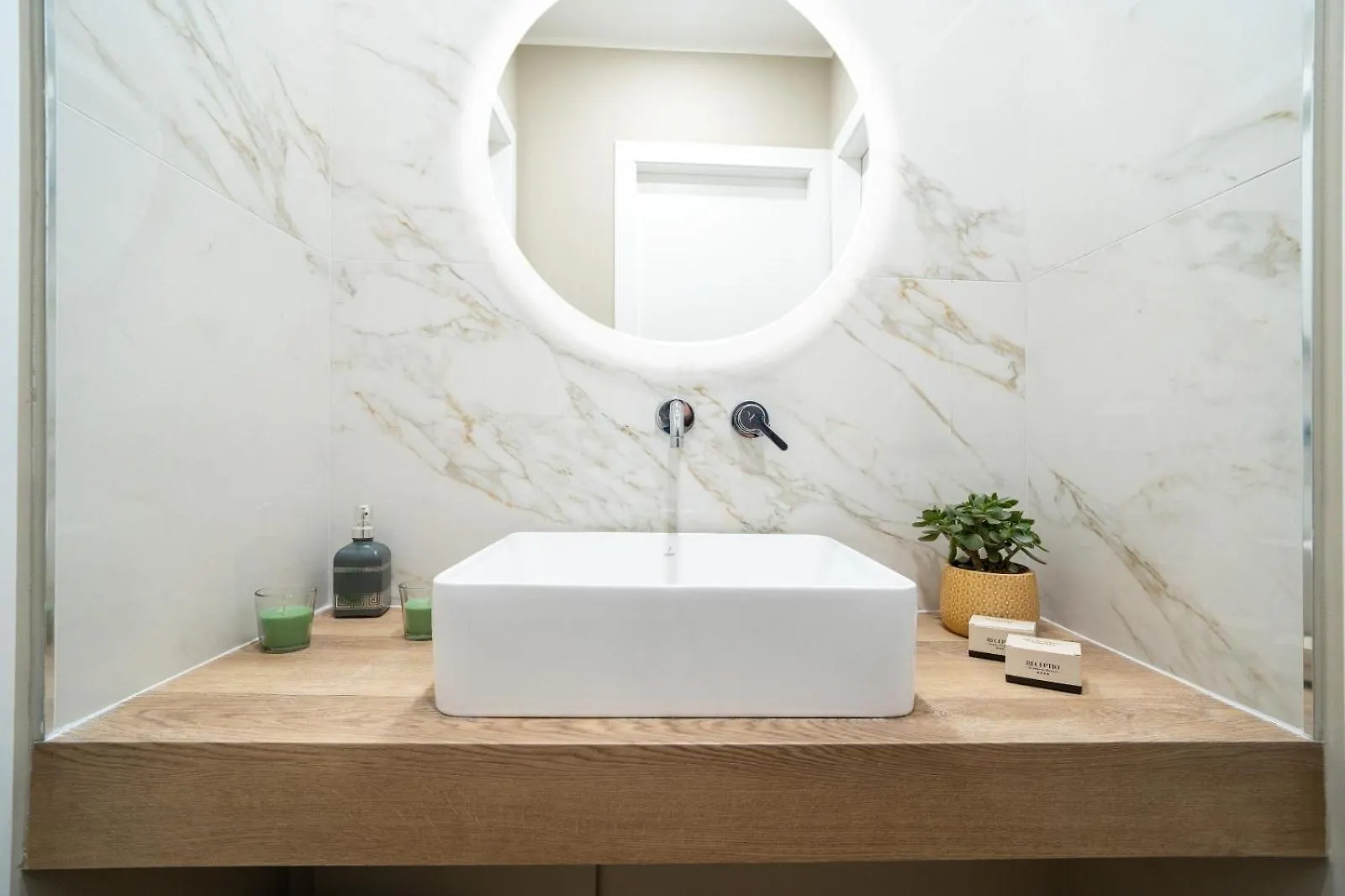 Archimedes Suites CTA 0*,  Itálie