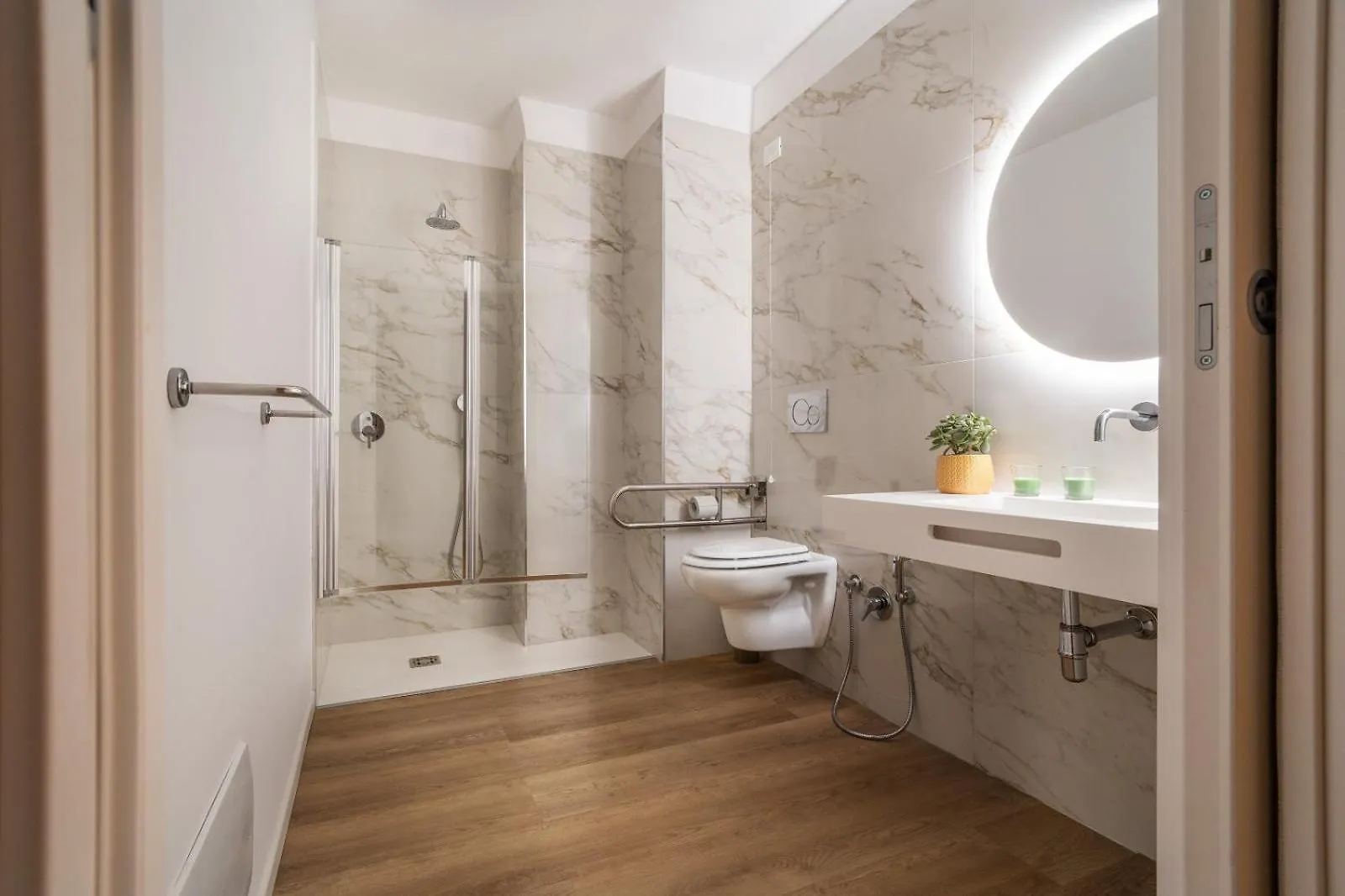 Archimedes Suites CTA 0*,